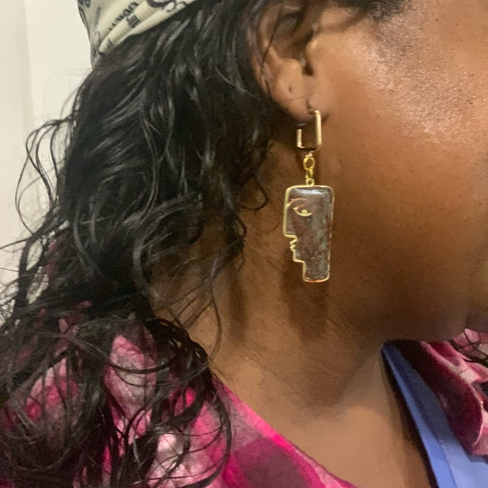 Abstract face Earrings color (Dun)